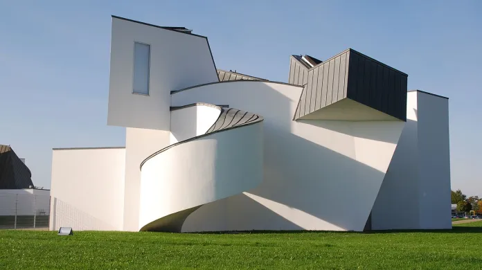 Muzeum Vitra Design v německé obci Weil am Rhein. Moderní budova navržená Frankem Gehrym a otevřená v roce 1989 se řadí mezi nejvýznamnější muzea průmyslového designu, nábytku a architektury.