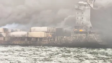 Hořící tanker u anglického pobřeží