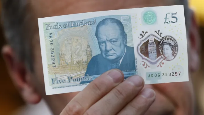 Pětilibrová bankovka s Churchillem