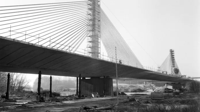 Dílem 80. let je i lanový most u Poděbrad. Za ním dálnice D11 končila přes 15 let