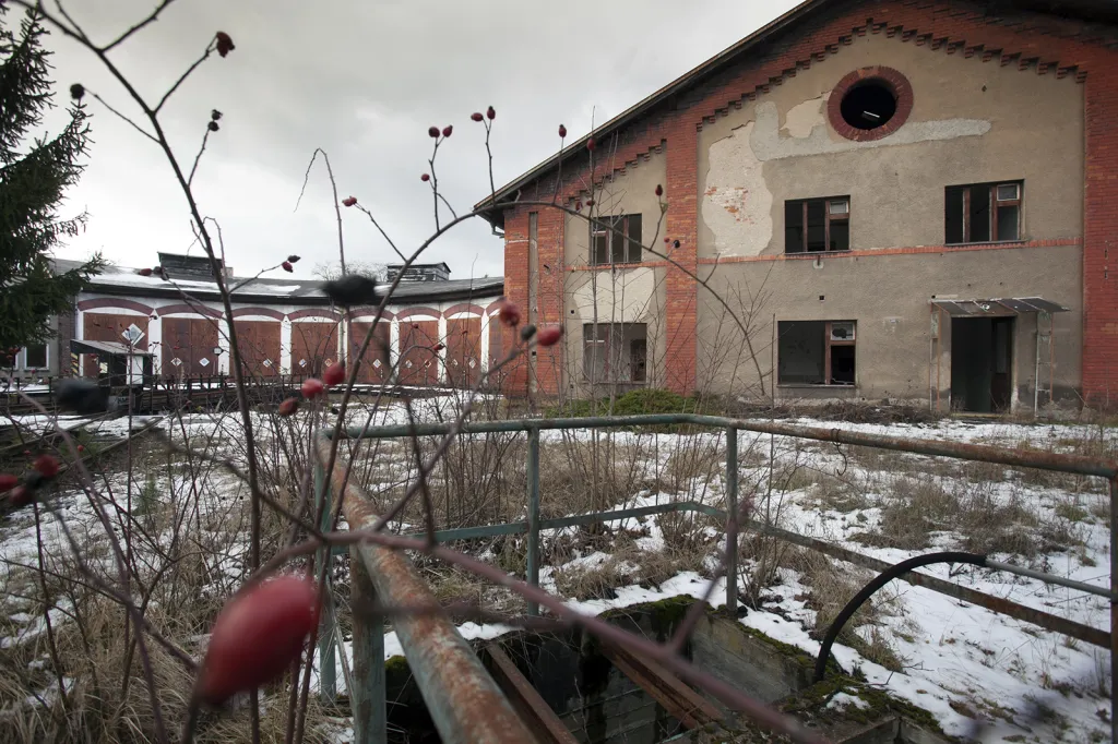 Budovy jsou majetkem ČD, pozemky patří SŽDC. Drážní společnosti chtějí stavbu zbourat a na tomto místě postavit nadjezd pro silniční dopravu.