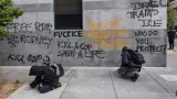 Demonstranti píší na chodník během protestu proti imigračním kontrolám u budovy ICE v San Franciscu