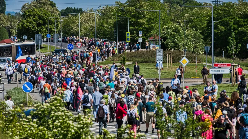 Pouť smíření. Trasa vede symbolicky „v protisměru“ z Pohořelic na Mendlovo náměstí v Brně