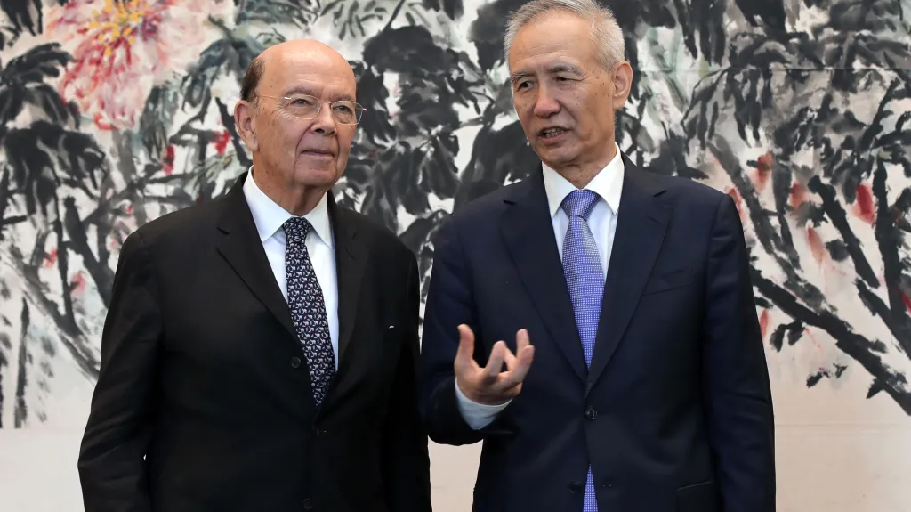 Čínský vicepremiér Liou Che (vpravo) a americký ministr obchodu Wilbur Ross po jednání v Pekingu
