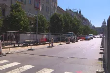 Část Václavského náměstí obsadili dělníci. Před stavbou tramvajové trati je třeba opravit vodovod a kanalizaci