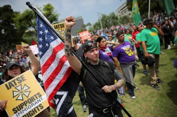 Napětí v Los Angeles sílí. Trump vyzval k zatýkání protestujících