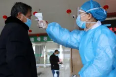 Nový koronavirus už má v Číně víc obětí než epidemie SARS před sedmnácti lety