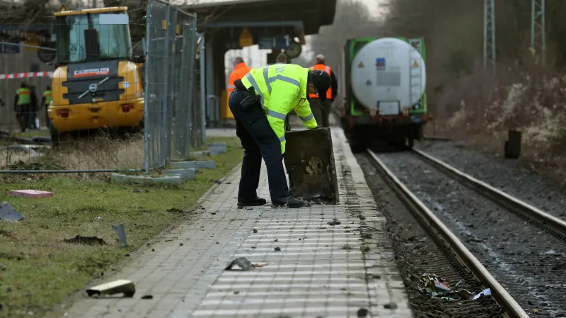 Policie zajišťuje ukradený bankomat
