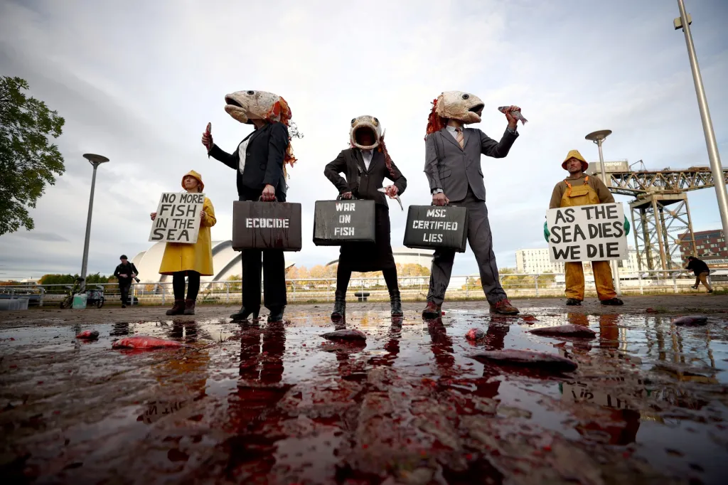 Aktivisté Ocean Rebellion protestují během konference OSN o změně klimatu (COP26) v britském Glasgow proti destruktivnímu průmyslovému rybolovu na moři
