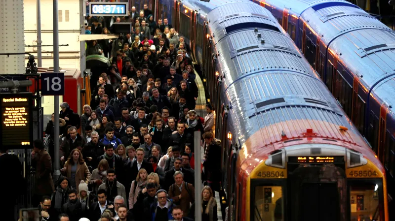 Dříve na londýnském nádraží Waterloo končily vlaky Eurostar přijíždějící z evropského kontinentu. Britové se bavili tím, že když Francouz přijede do Londýna, je nápis „Waterloo“ první, co uvidí. Před deseti lety ale byly eurostary přesměrovány na nádraží St. Pancras, a tak je dnes Waterloo už jen pro cestující z přecpaných příměstských vlaků.