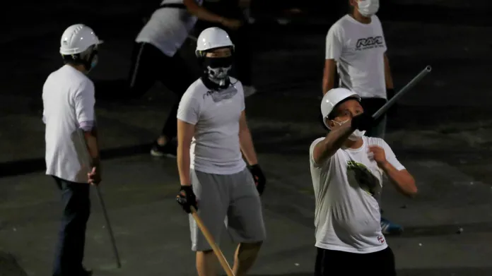 Události ČT: Útok maskovaných lidí na demonstranty v Hongkongu