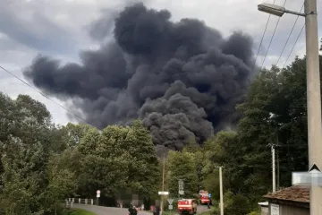 Na Příbramsku hoří třídírna odpadů, požár je lokalizovaný, zásah potrvá celou noc