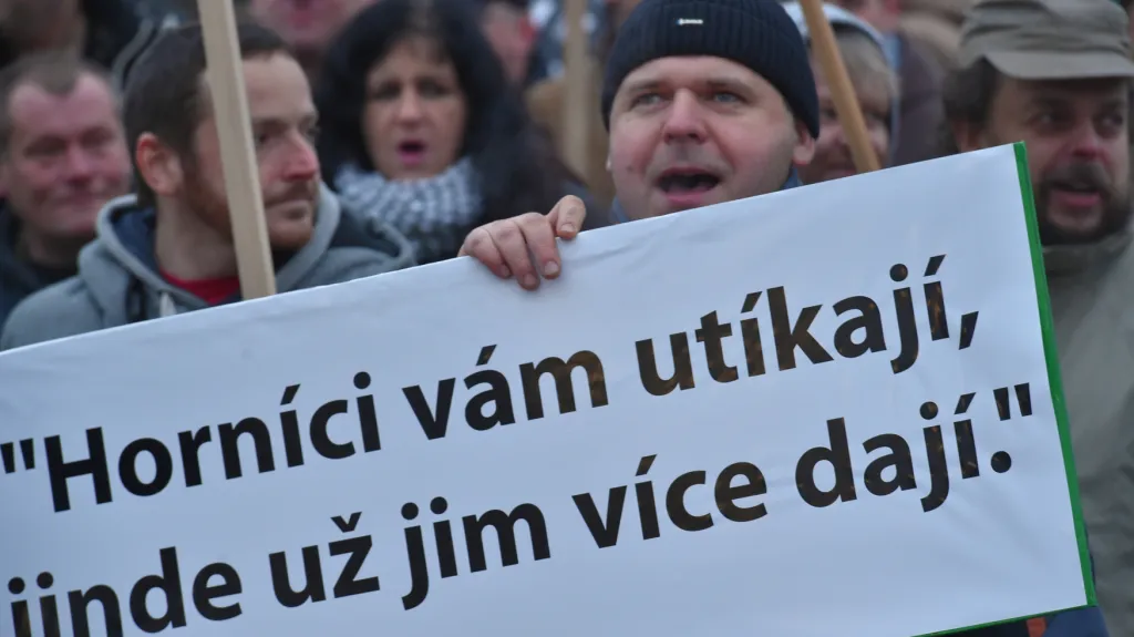 Demonstrující zaměstnanci před sídlem Severočeských dolů v Chomutově