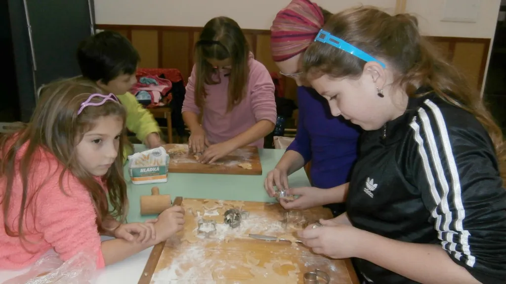 Pečení perníků v Košticích