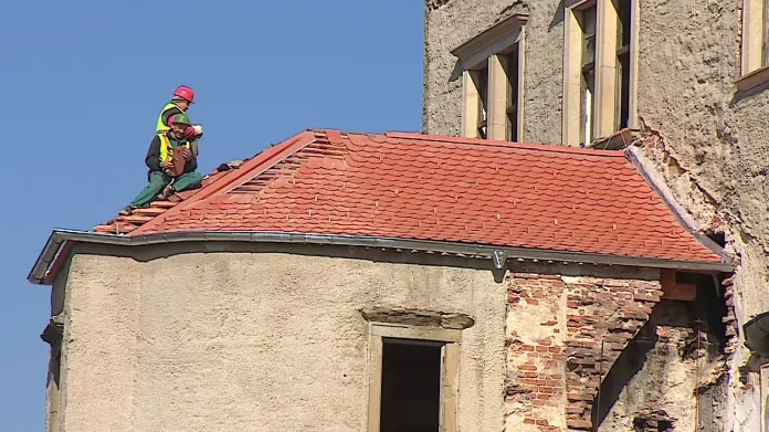 Oprava střechy zámku v Dolních Kounicích