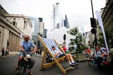 Umělý trávník a plážová lehátka v ulicích Londýna. Lidé oslavili den bez aut