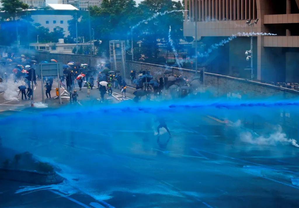 Fotografie z demonstrace v Hongkongu, při které policie použila vodní děla