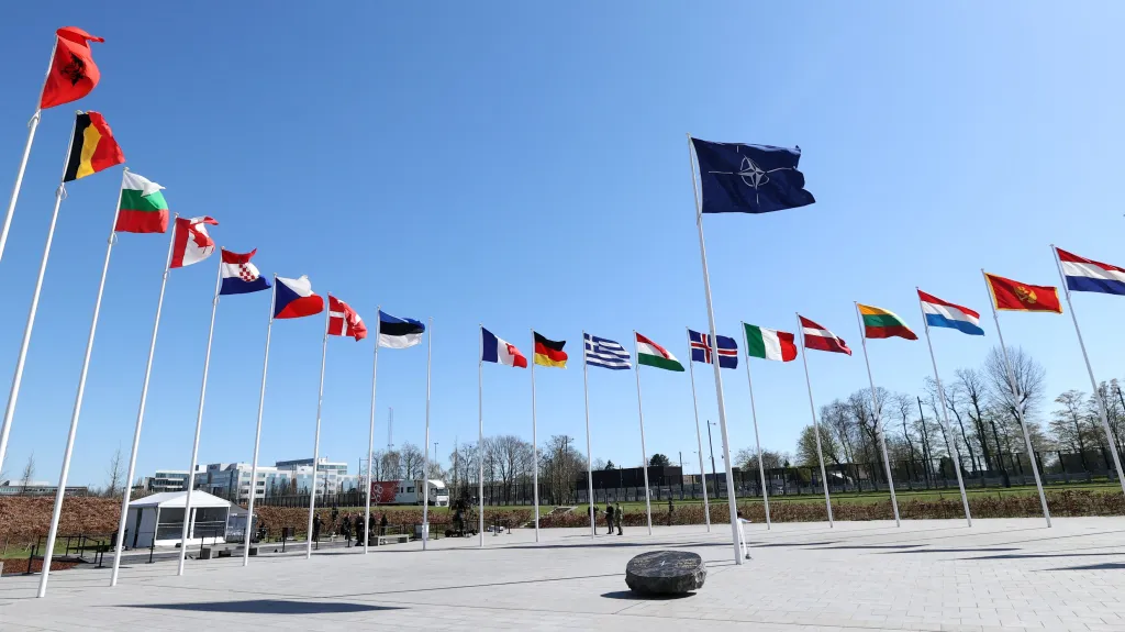 Před ústředím NATO v Belgii je připraven stožár pro finskou vlajku