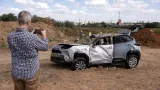 Muž fotografuje poškozené auto v Tel Avivu v Izraeli