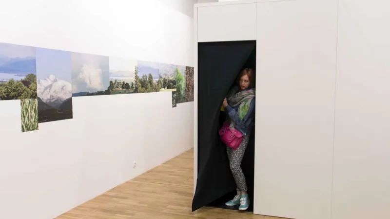 Z instalace výstavy v Galerii Jaroslava Fragnera v Praze Vnímání prostoru/Ivan Koleček