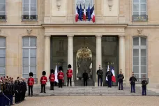 Britští a francouzští vojáci se zúčastnili střídání stráží, slavili tak 120 let Srdečné dohody