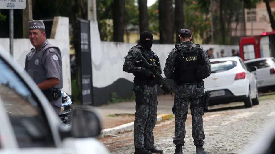Policisté před školou v Sao Paulu, kde se střílelo