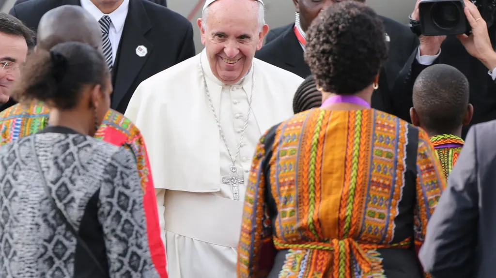 Papež František po přistání v Keni
