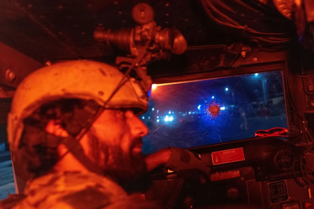 Člen afghánských speciálních jednotek řídí humvee během bojové mise proti Talibanu v provincii Kandahár v Afghánistánu, 2021