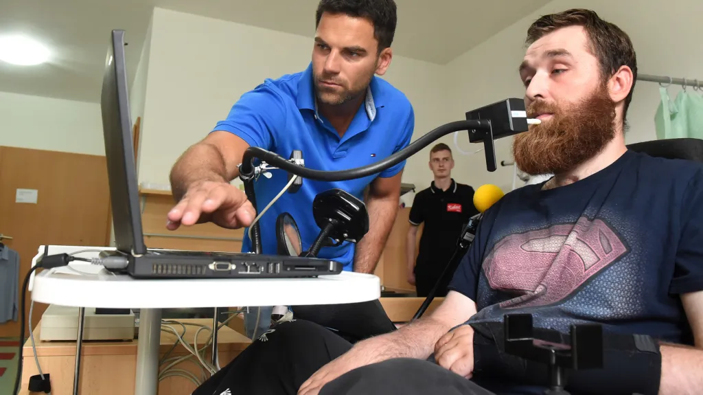 Vývojář inteligentní pomůcky Petr Uličný (vlevo)