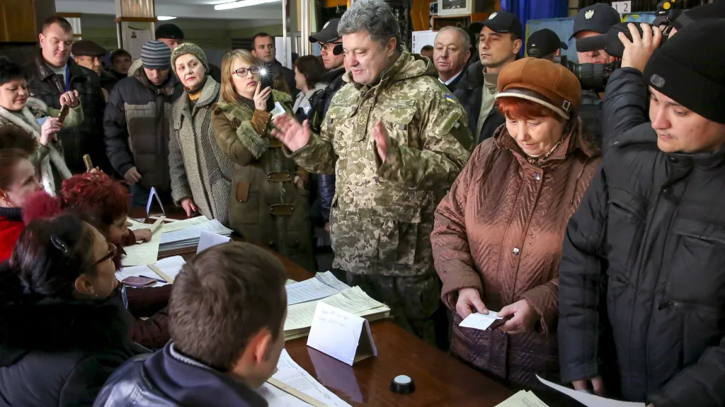Petro Porošenko sleduje průběh voleb na Donbasu