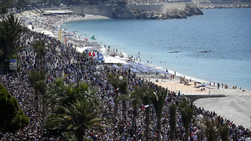 Dav uctil oběti v Nice minutou ticha