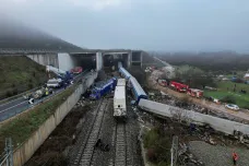 Za tragickou srážku vlaků v Řecku mohou drážní firmy i zaměstnanci, zjistila komise