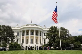 Trump do dvou týdnů rozhodne, zda se USA zapojí do izraelsko-íránského konfliktu