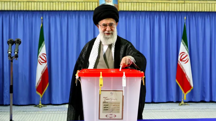 Alí Chameneí u volební urny