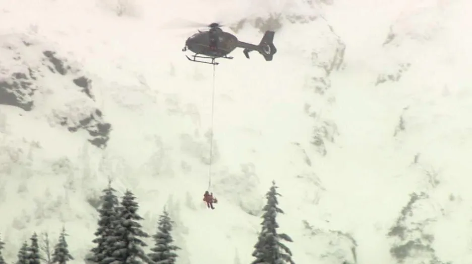 Vrtulník odváží mrtvého lyžaře po pádu laviny
