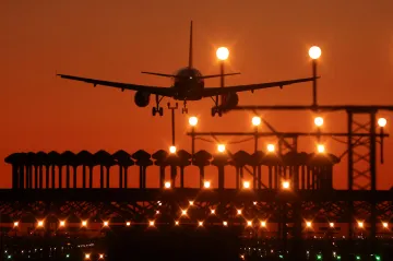 Pasažérka letu simulovala porod, při nouzovém přistání se 28 lidí pokusilo ilegálně dostat do Španělska