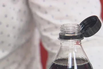 PET lahve budou za rok pouze s připevněnými víčky. Některé firmy již povinnost testují