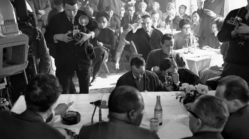 Armstrongova tisková konference v hotelu International