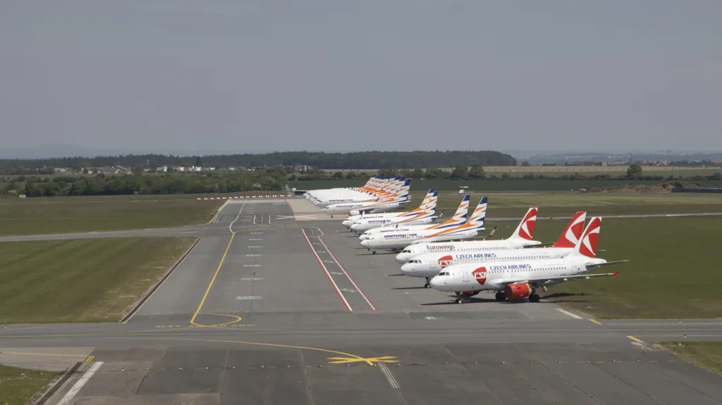 Odstavená letadla ČSA a Smartwings na Letišti Václava Havla v polovině května 2020