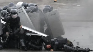 Krvavé střety policie s demonstranty v Biškeku