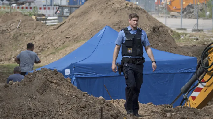 Policista hlídá nevybuchlou leteckou pumu ve Frankfurtu nad Mohanem