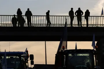 Francouzští farmáři zablokovali dálniční spojení se Španělskem a Belgií. Vláda jim slíbila ústupky