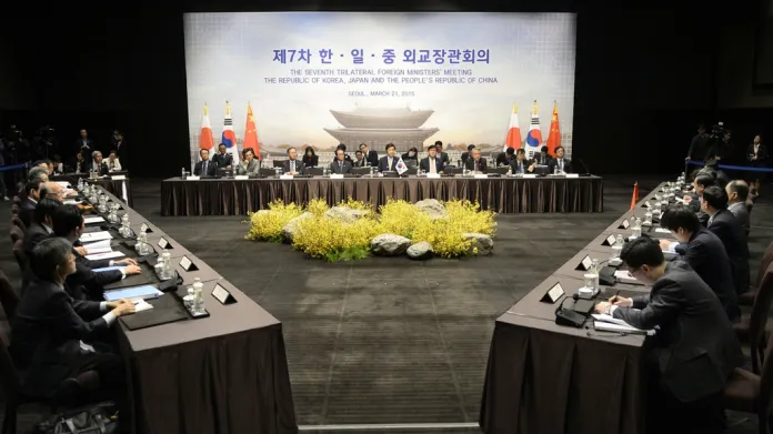 Diplomacie Koreje, Číny a Japonska společně zasedla po třech letech