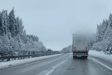Led odlétající ze střech aut i kamionů může způsobit vážné nehody