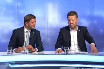 Okamura: Pro Babiše je kvůli jeho kauzám výhodnější zůstat premiérem. Podle Rakušana jde na Hrad s obchodem