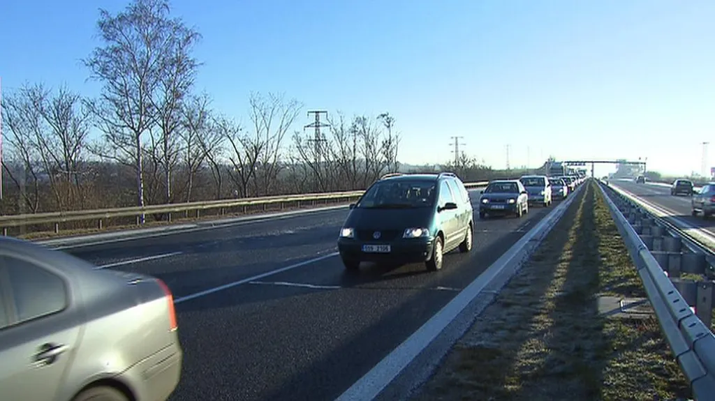 Namrzlé silnice komplikují dopravu