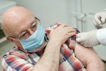 Pandemie ve světě: Maďarsko schválilo další dvě vakcíny, Slovensko zrušilo maturity
