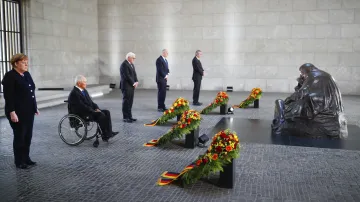 Angela Merkelová, Wolfgang Schäuble, Frank-Walter Steinmeier, Dietmar Woidke a Andreas Voßkuhle při pietě v Berlíně