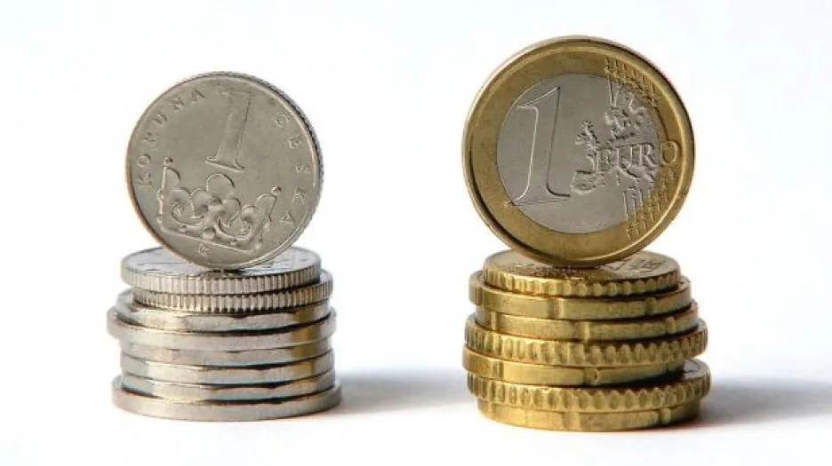 Intervence vůči kurzu koruny přetrvává, koupěschopnost Čechů klesá