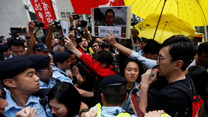 Protesty proti návštěvě čínského představitele Čang Te-ťianga
